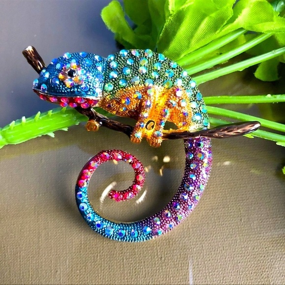 BETSEY JOHNSON Sparkling Rainbow Cubic Zirconia Chameleon Gold Statement Brooch - Picture 4 of 10
